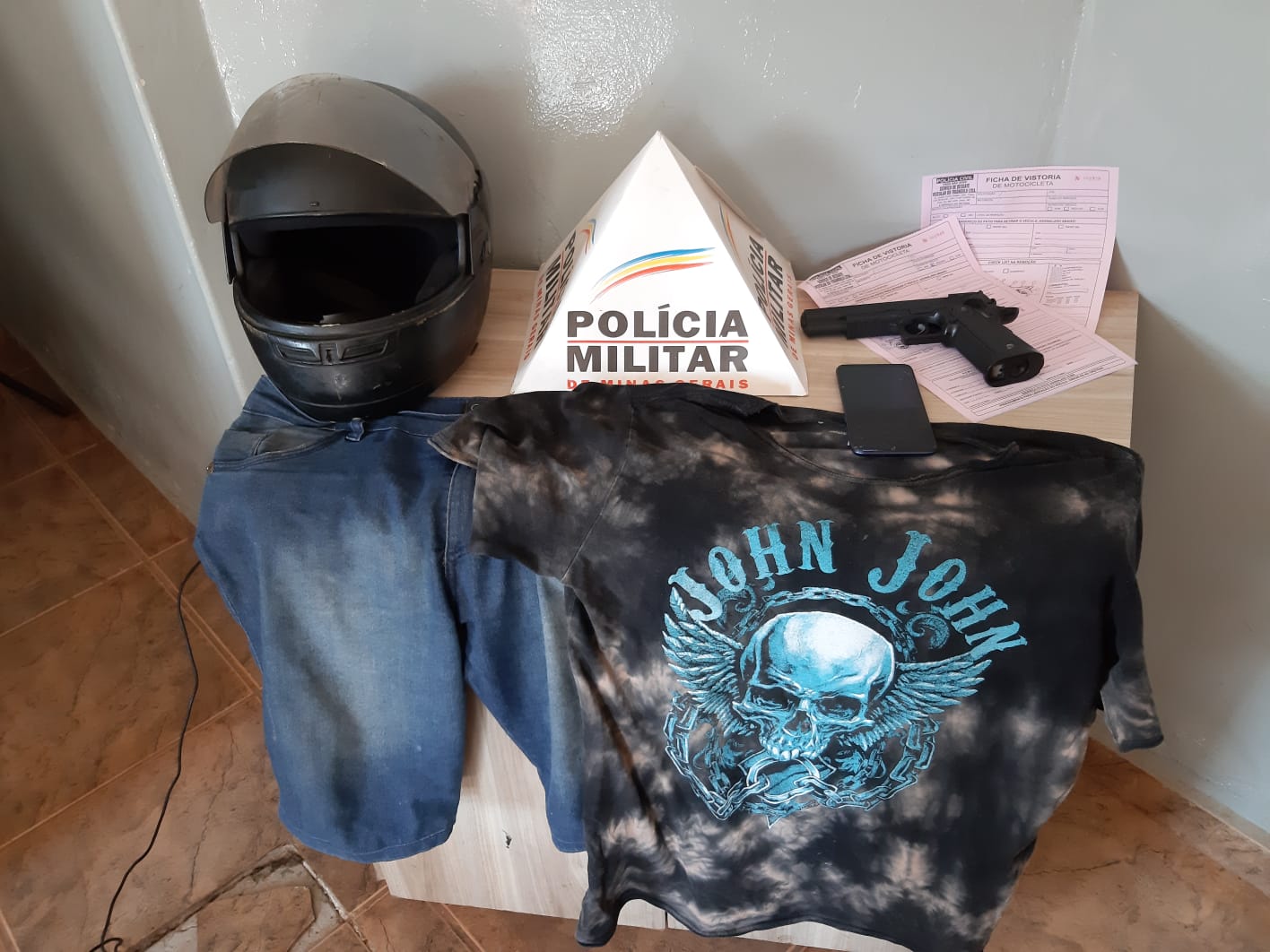 Polícia Militar recupera 2 motos e simulacro de arma de fogo