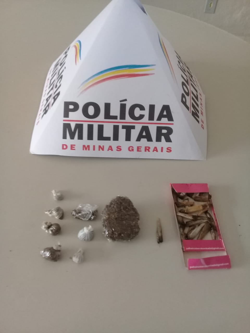 POLÍCIA MILITAR PRENDE AUTOR E APREENDE DROGAS EM SACRAMENTO