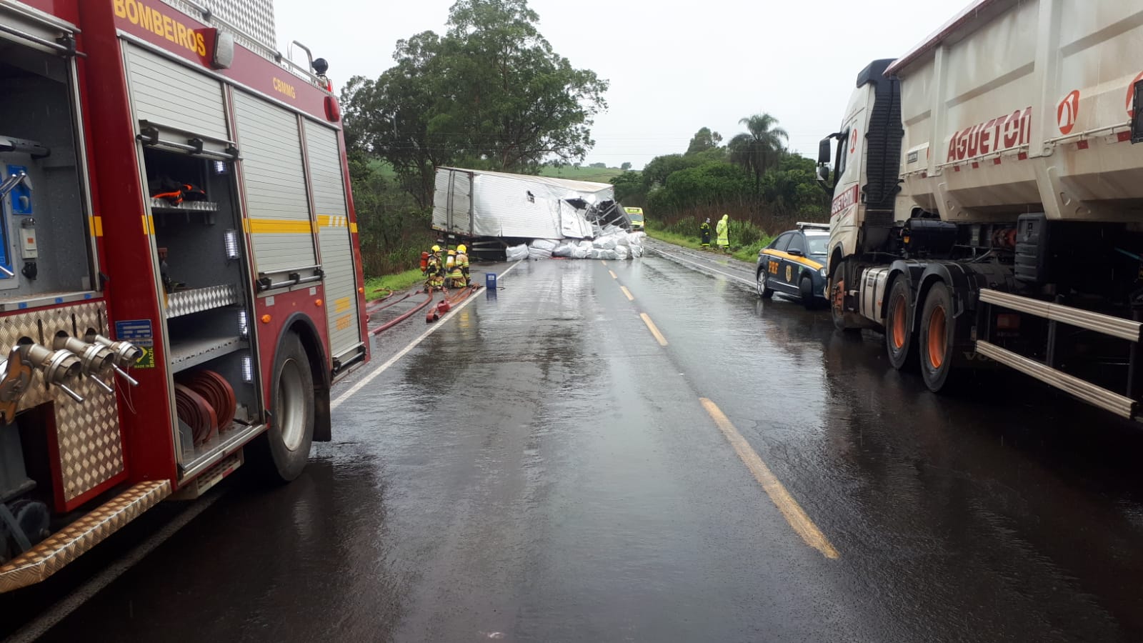 Colisão frontal na Br 262 entre caminhões de transporte interdita a rodovia no Km 717