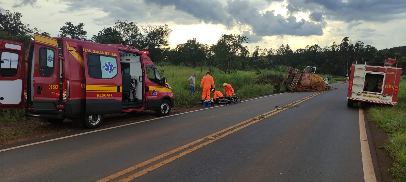 Bombeiros atendem vítima de tombamento de caminhão