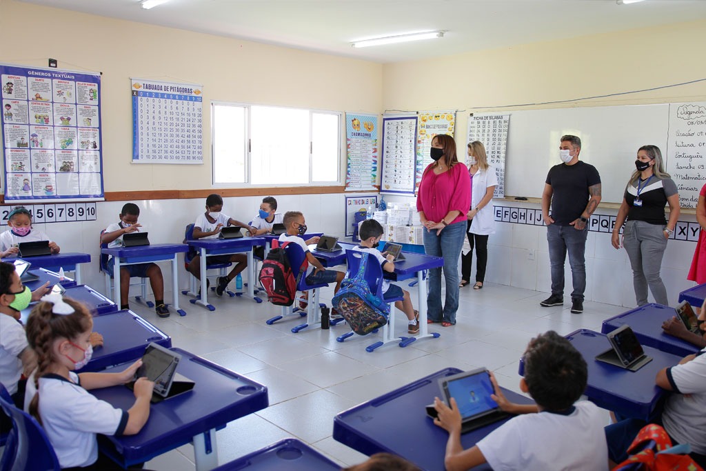 Prefeitura de Araxá inicia distribuição de tablets para alunos da rede municipal