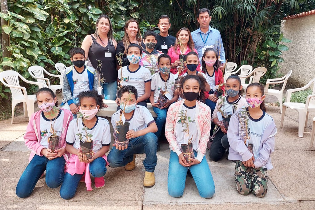 Alunos da Escola José Bento na Boca da Mata participam do projeto Plantio na Cultura