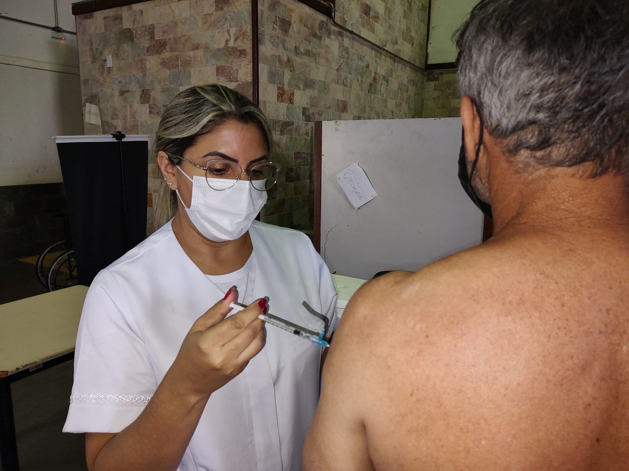 Vacinação Covid: Araxá aplica nesta terça a 4ª dose para pessoas 58+ e a 3ª dose para adolescentes de 12 a 17, no Sesc; Crianças de 6 a 11 anos recebem 1ª e 2ª dose da CoronaVac na Unisa