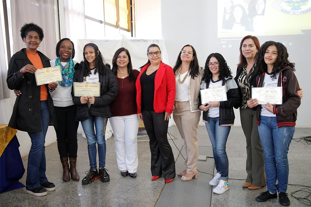 Secretaria Municipal de Educação homenageia estudantes selecionados para a Academia Araxaense Juvenil de Letras