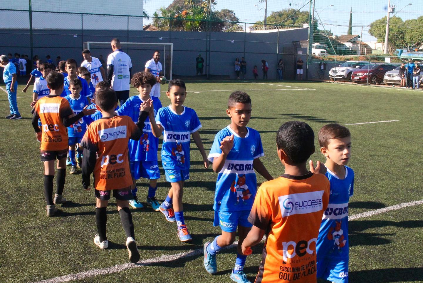 Alunos do Projeto Dínamo Lobinho Transformando Vidas participam de integração esportiva