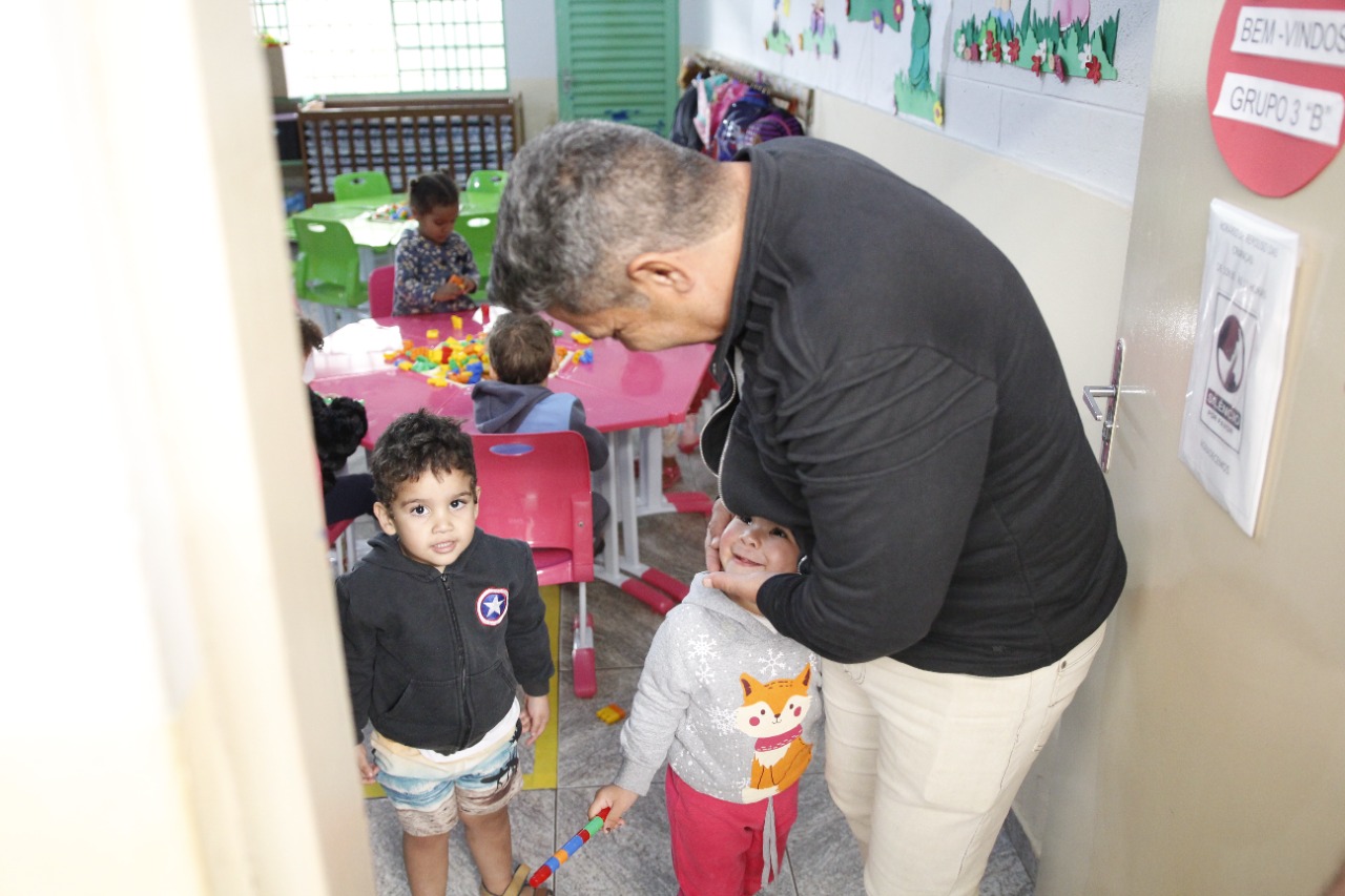 A Secretaria Municipal de Educação iniciou a distribuição de novos mobiliários para todas as unidades de ensino infantil que recebem crianças de 0 a 5 anos