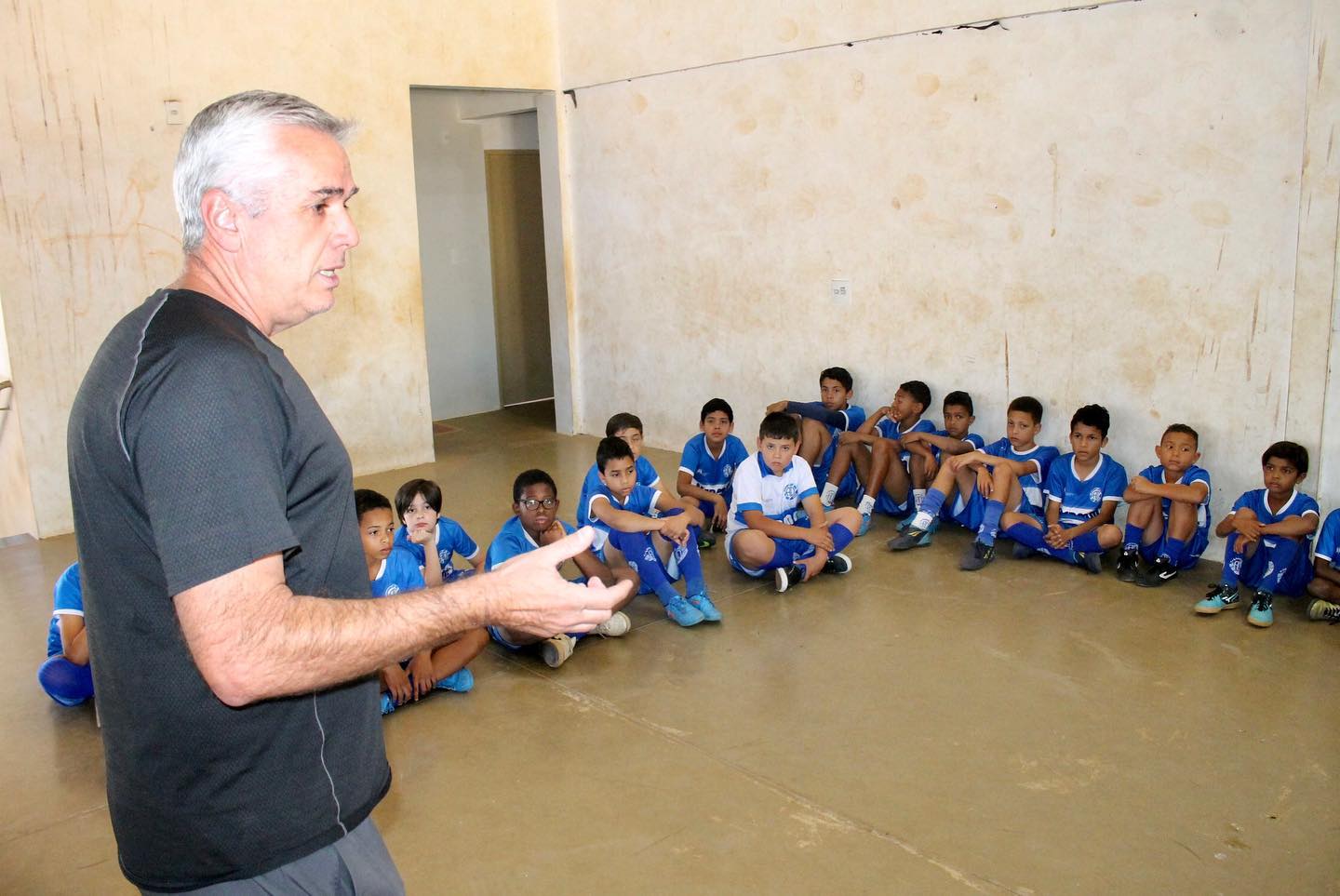 Dínamo promove palestra sobre a importância do trabalho em equipe para alunos do projeto Lobinho