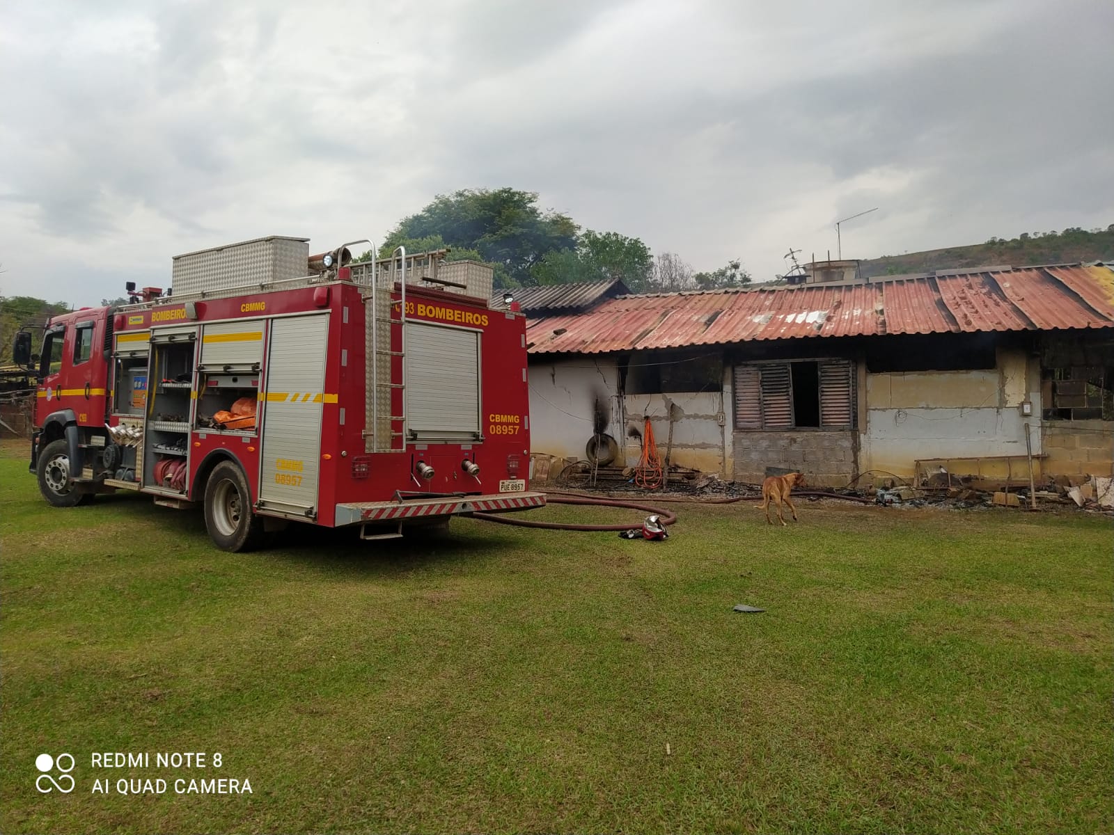 Bombeiros de Araxá apaga incêndio em casa de fazenda na Br 146