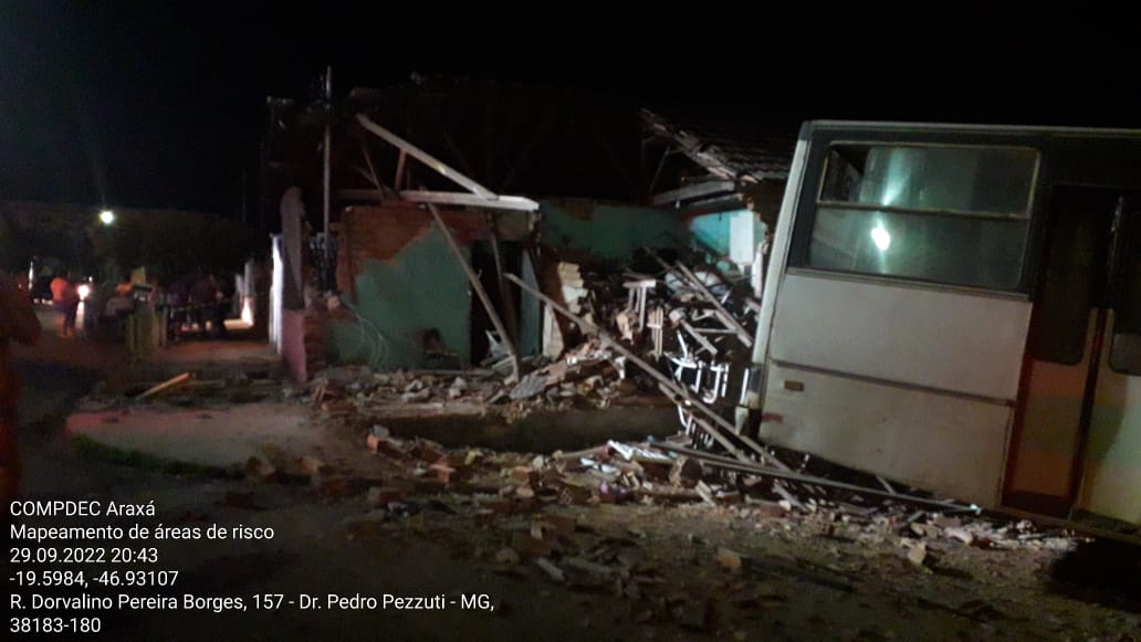 Ônibus rural destrói casas em Araxá