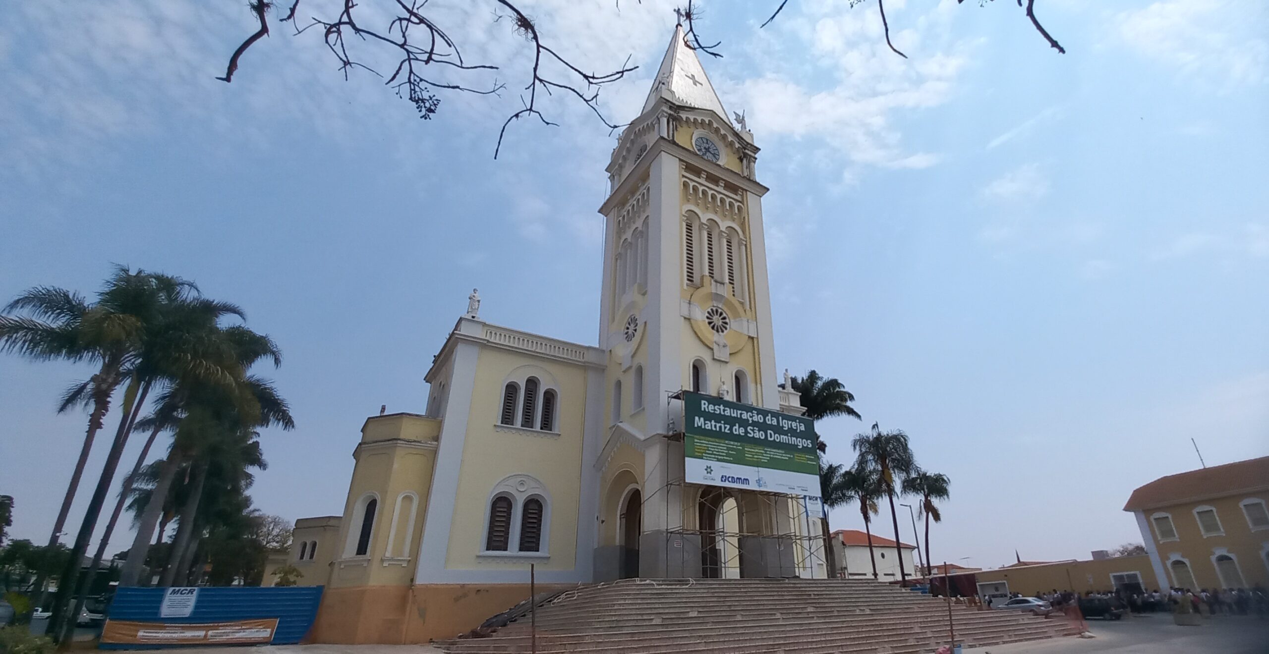 Igreja Matriz São domingos de Araxá nova pintura externa ressalta a beleza arquitetônica