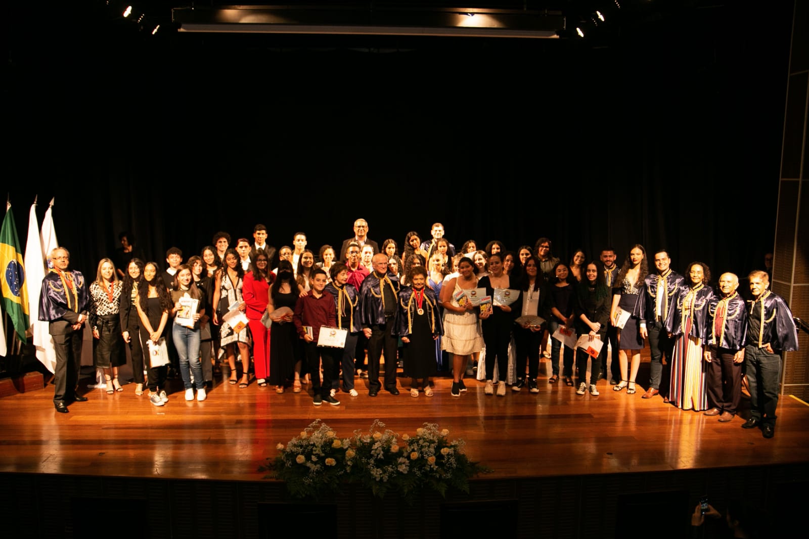 Lançamento e homenagens marcam posse da Academia Araxaense Juvenil de Letras