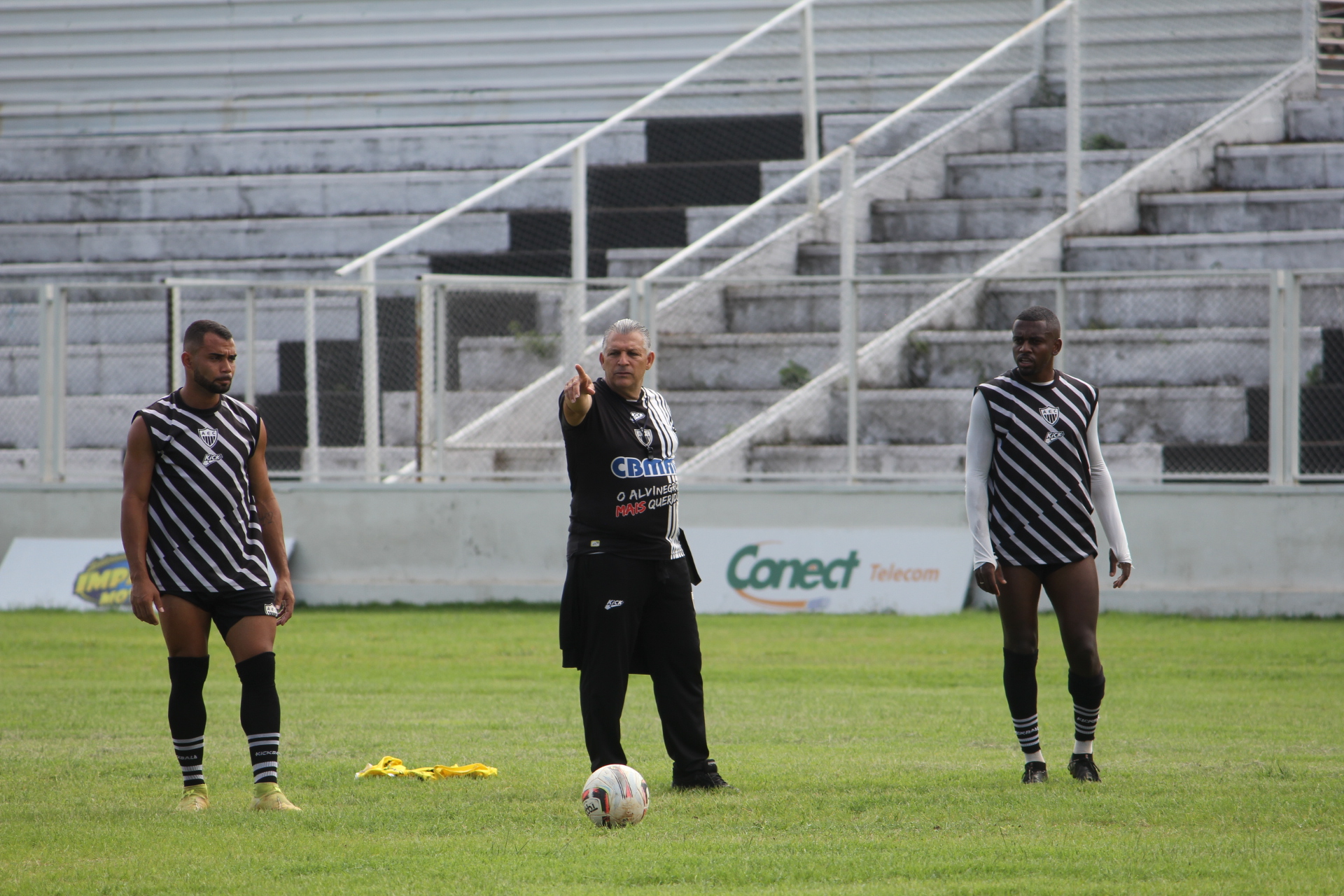 O Araxá Esporte começa a luta para chegar a  semifinal contra o Coimbra