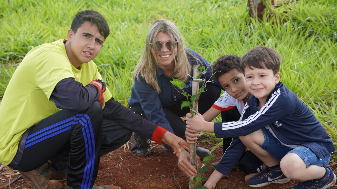 Bairro Jardim Dona Adélia 2 recebe plantio de 500 mudas nativas com participação de estudantes