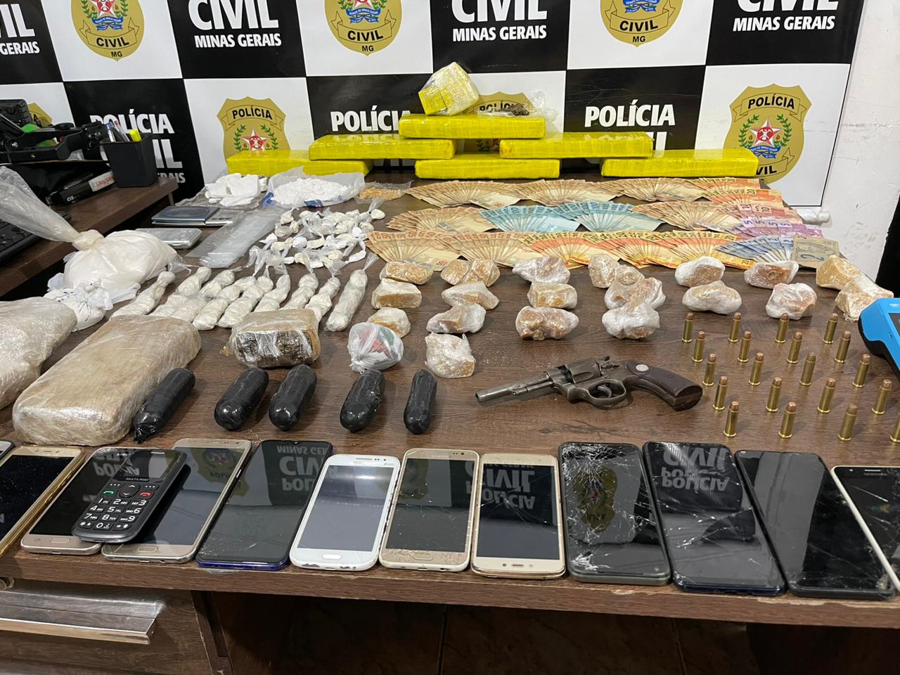 Polícia Civil de Araxá faz apreensão 7kg de maconha, 7 kg de “crack”, 250 porções de cocaína e 3 suspeitos.