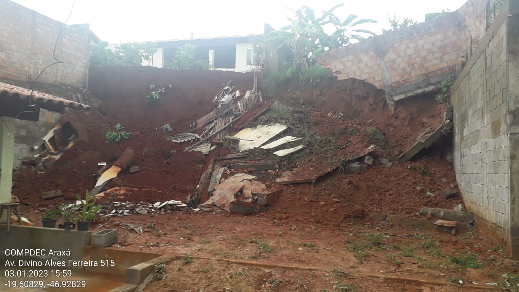 Chuvas em Araxá causam ruptura e queda de muro de arrimo no bairro Padre Alaor em Araxá