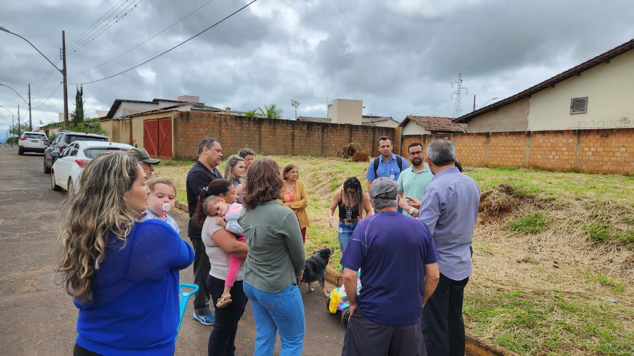 Moradores do Parque das Flores apresentam reivindicações ao vereador Raphael Rios e secretários municipais