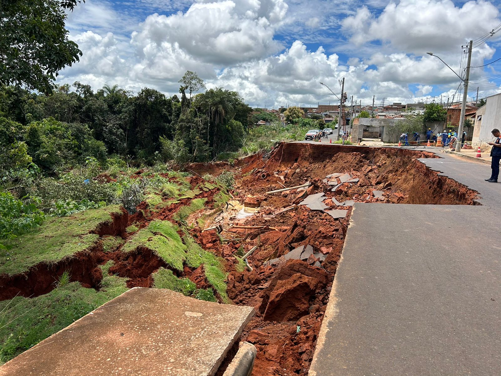 Área de preservação ambiental rompe e levando uma rua inteira no Pão de Açucar III