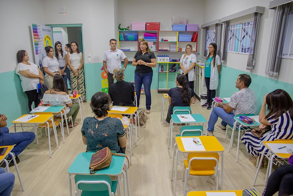 Secretaria Municipal de Educação se reúne com pais de alunos para esclarecer convênio com o Ceist