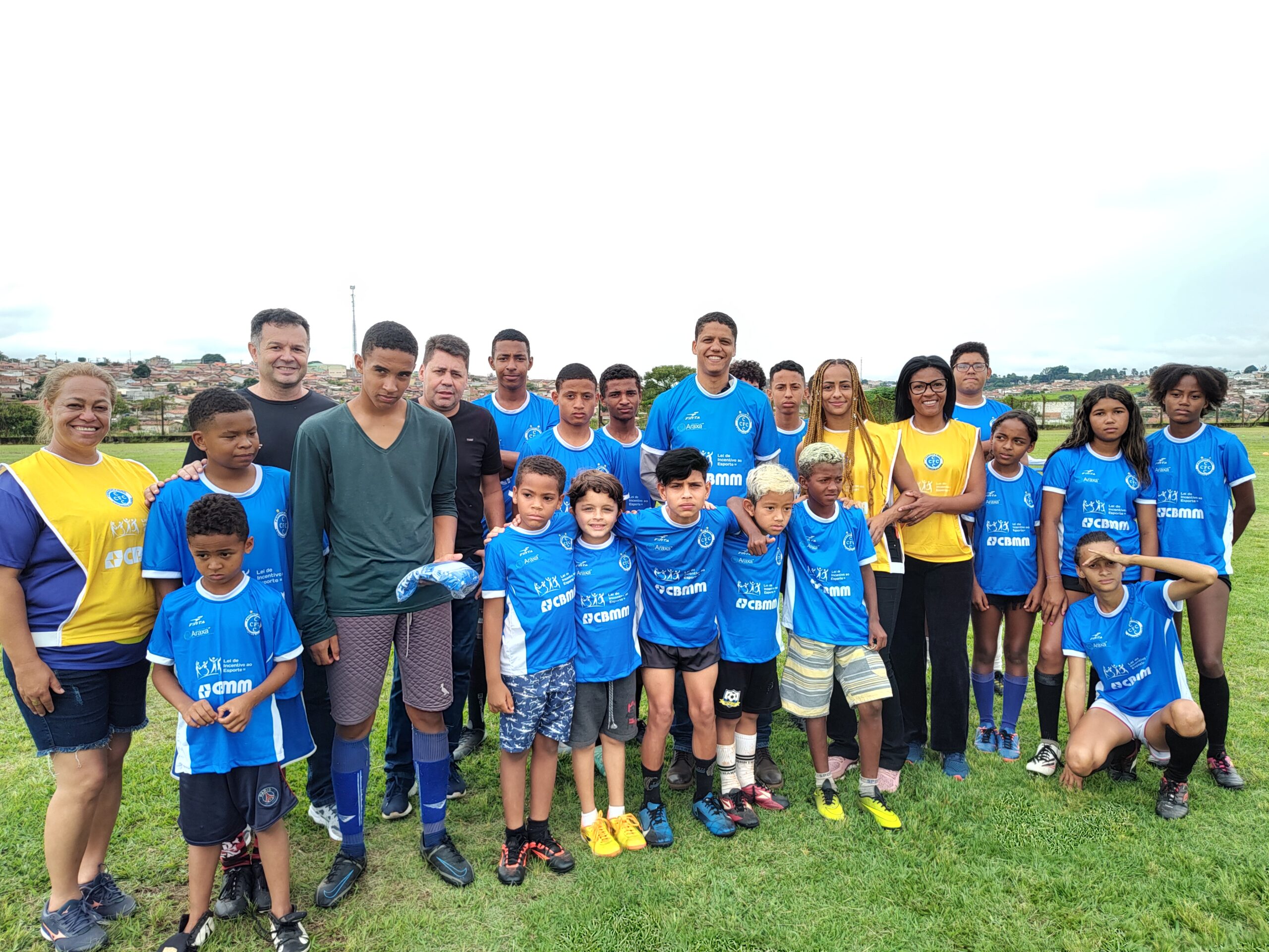 Projeto Ferrocarril é Esporte entrega uniformes aos alunos através de recursos da CBMM