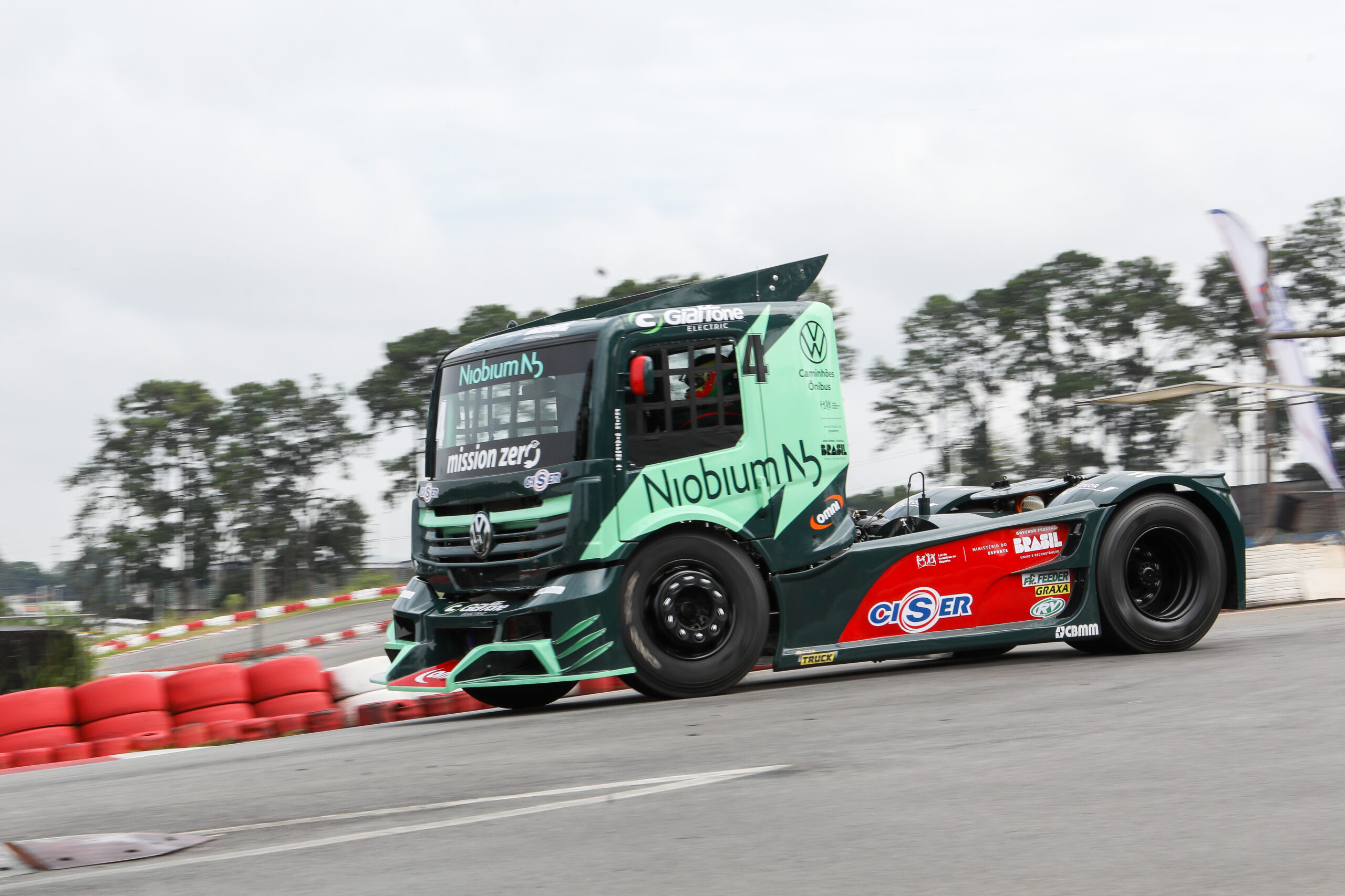 Primeiro caminhão de corrida híbrido  elétrico do mundo parceria CBMM e Volkswagen Caminhões e Ônibus “VW Meteor Mission Zero” estreia na Copa Truck 2023