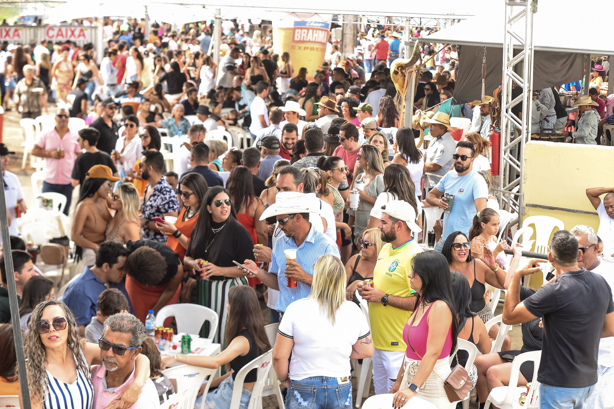 Queima do Alho leva 3 mil pessoas ao Parque de Exposições em Araxá