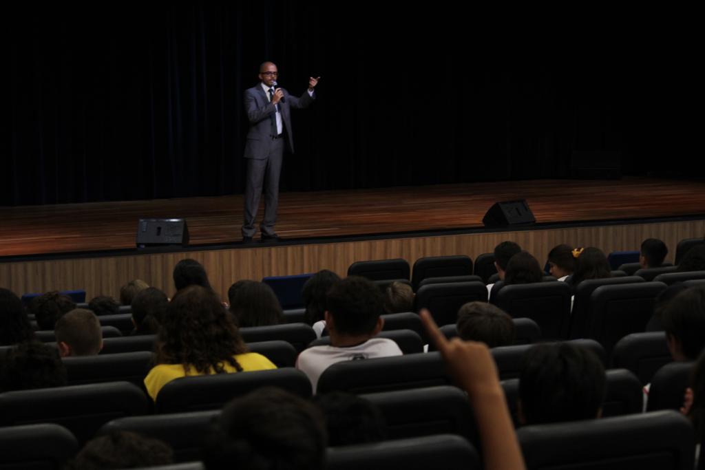 Colégio São Domingos amplia debate sobre bullying e cyberbullying envolvendo pais, alunos e professores na discussão