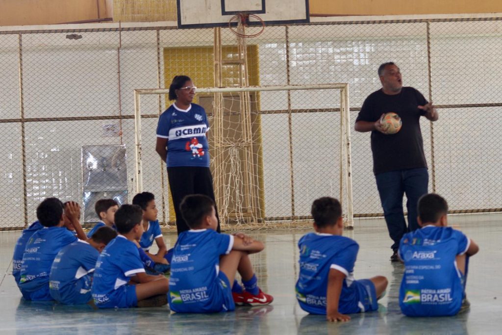 Alunos do projeto Lobinho Transformando Vidas recebem palestra sobre os perigos das redes sociais nos dias atuais