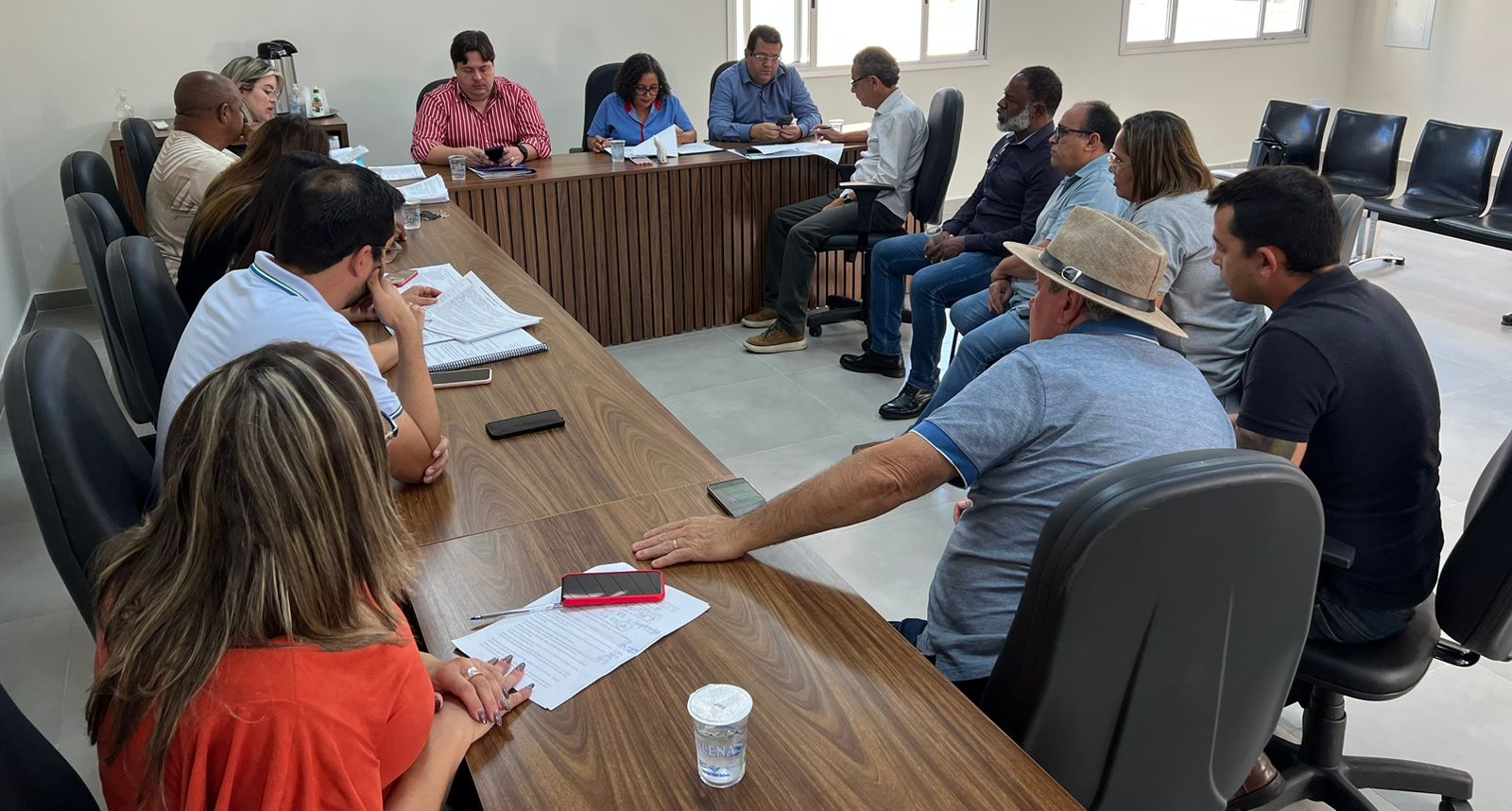 Câmara Municipal de Araxá se reúnem para debater o Plano de Carreira da Educação e tirar dúvidas dos servidores da Settrans