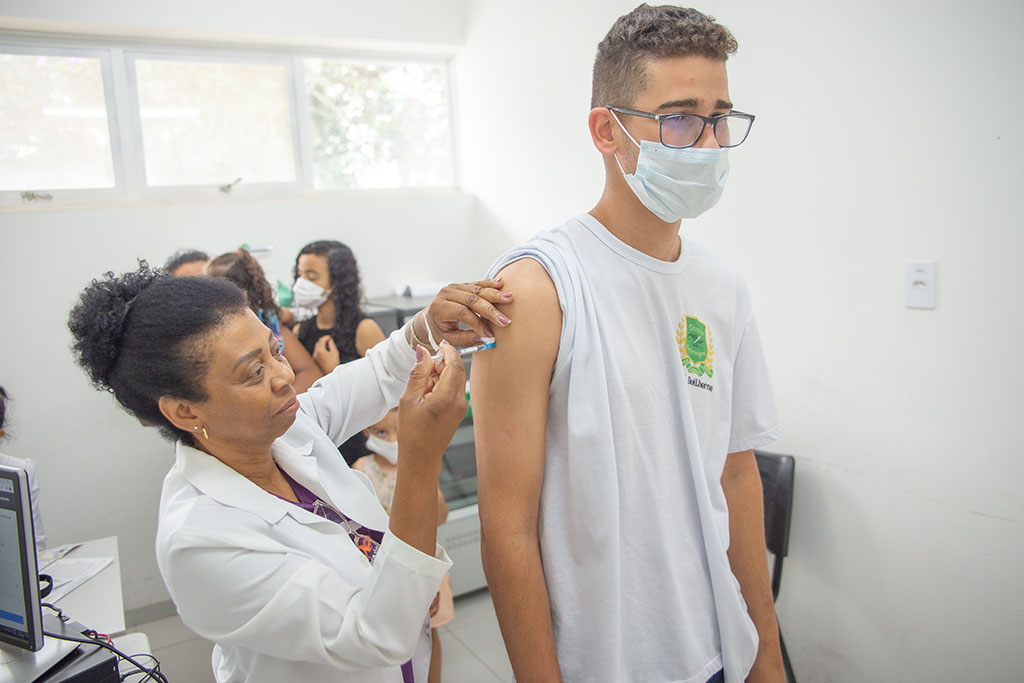 Aplicação da vacina bivalente contempla público maior de 18 anos nesta quarta (3) em Araxá