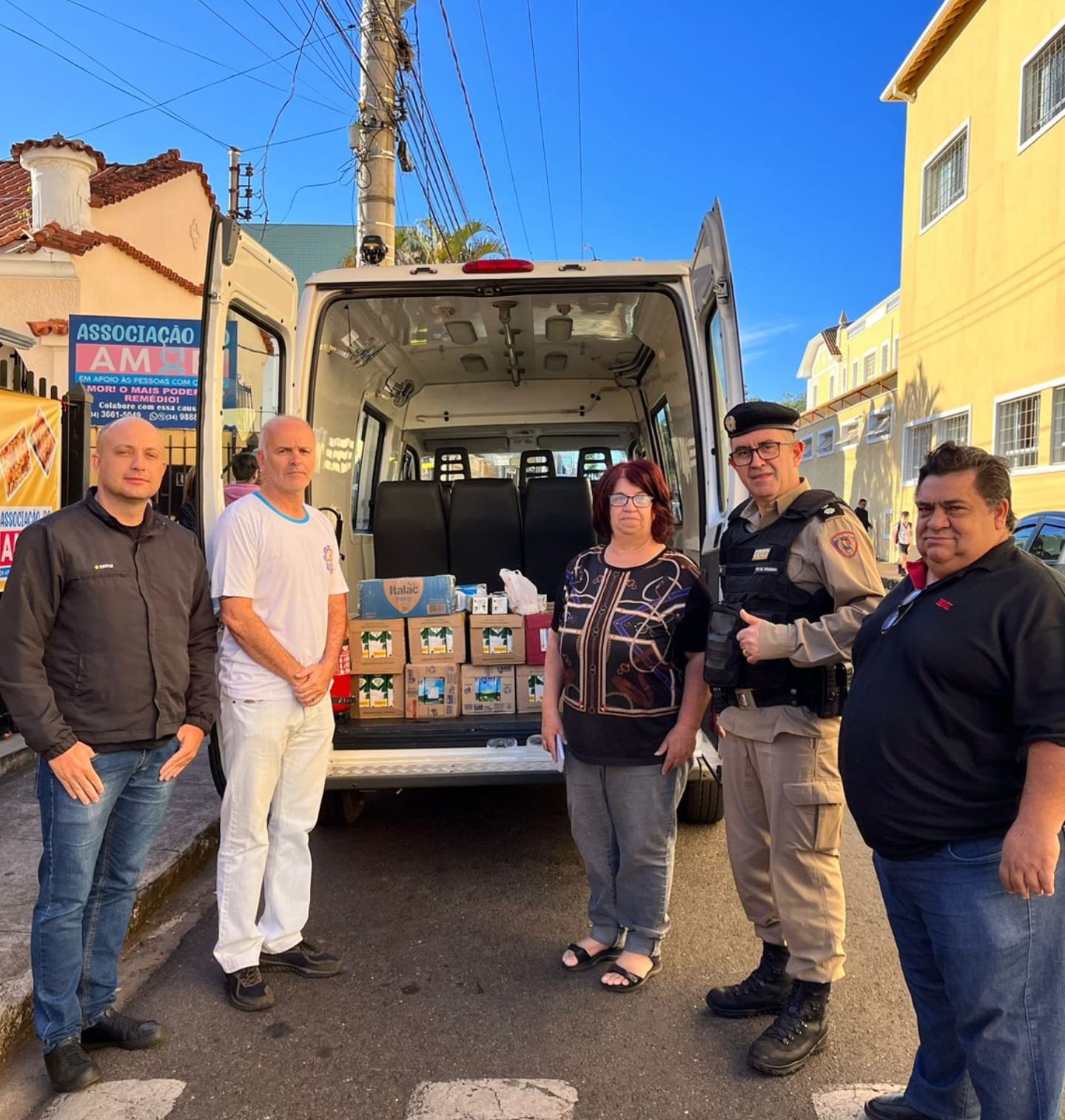 Campanha do Leite do 37º BPM Araxá beneficia Associação do Amor