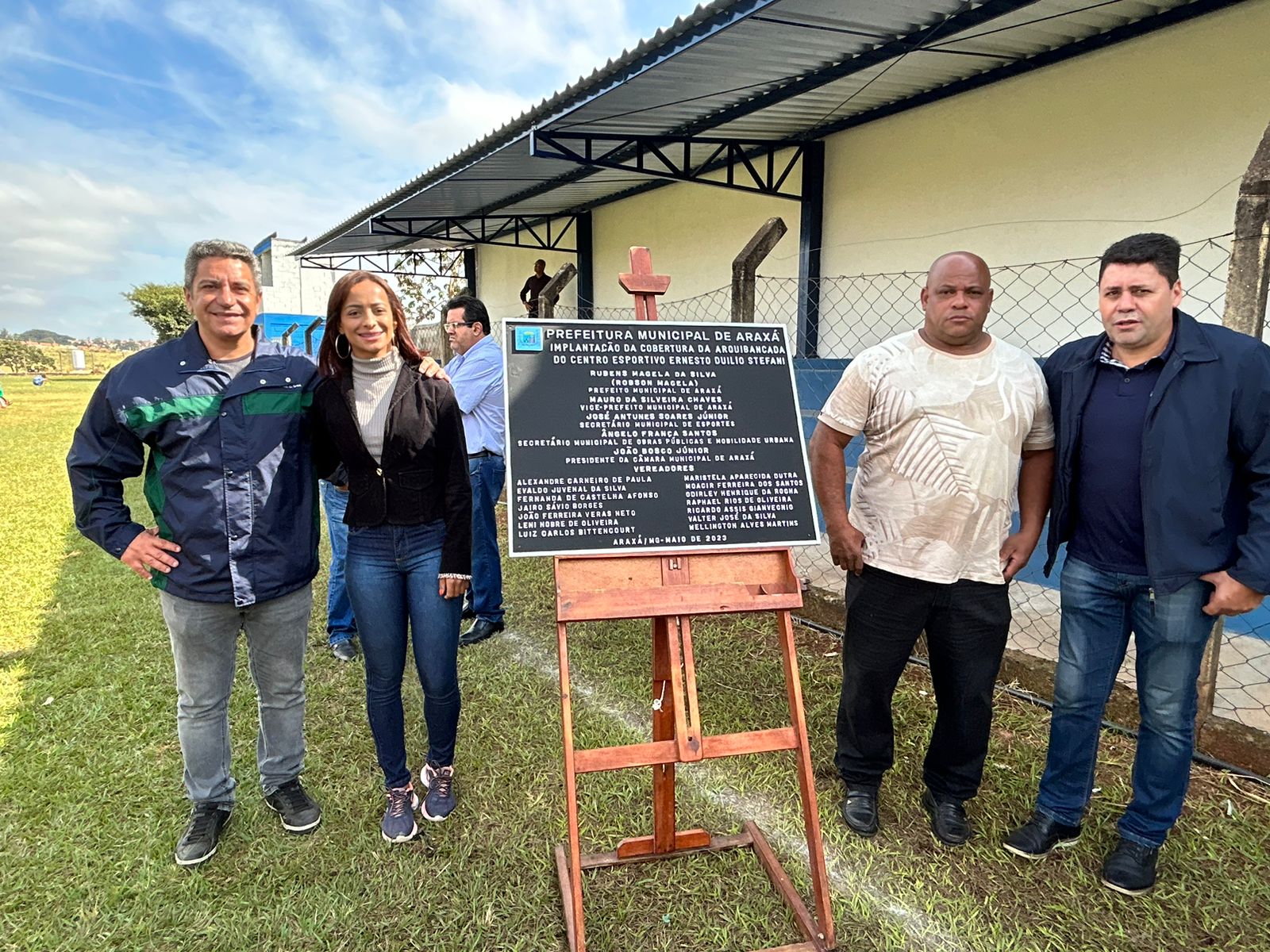 Prefeitura de Araxá entrega a cobertura da arquibancada do campo do bairro do setor Norte