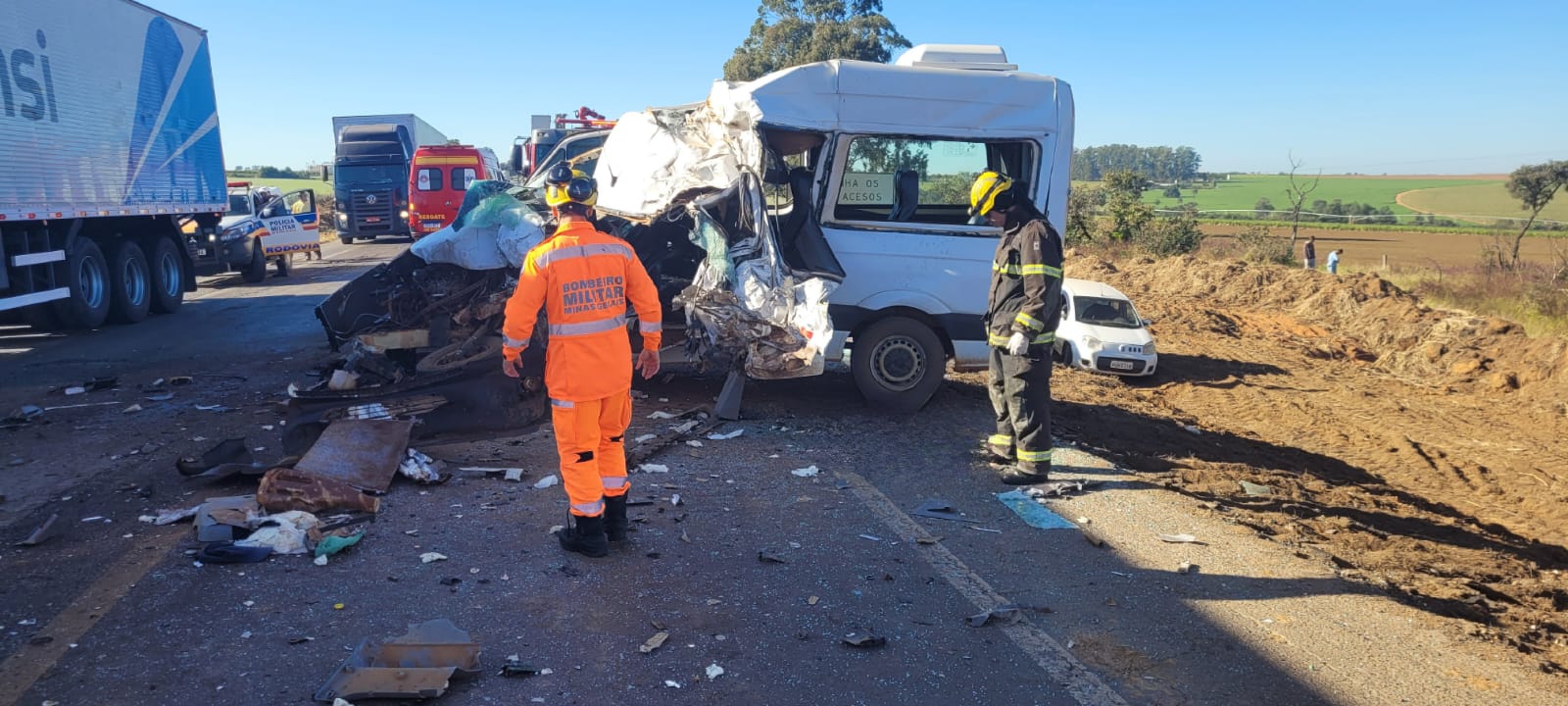 COLISÃO FRONTAL ENTRE CAMINHÃO, UMA VAN NA BR 452, TREVO DE ACESSO À CIDADE DE PERDIZES