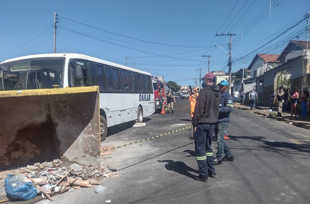 Idoso é atropelado por ônibus e perde vida em Araxá.