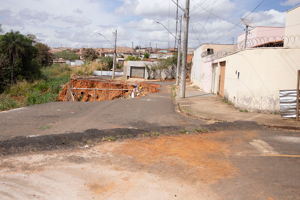 Prefeitura de Araxá busca recurso de R$ 3,7 milhões para recuperação de área com erosão no bairro Pão de Açúcar 3