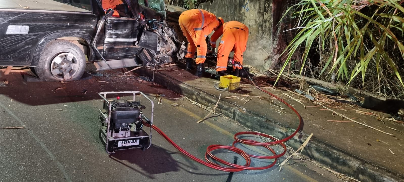 Acidente automobilístico com  vítimas presa entre as ferragens em Araxá(15)