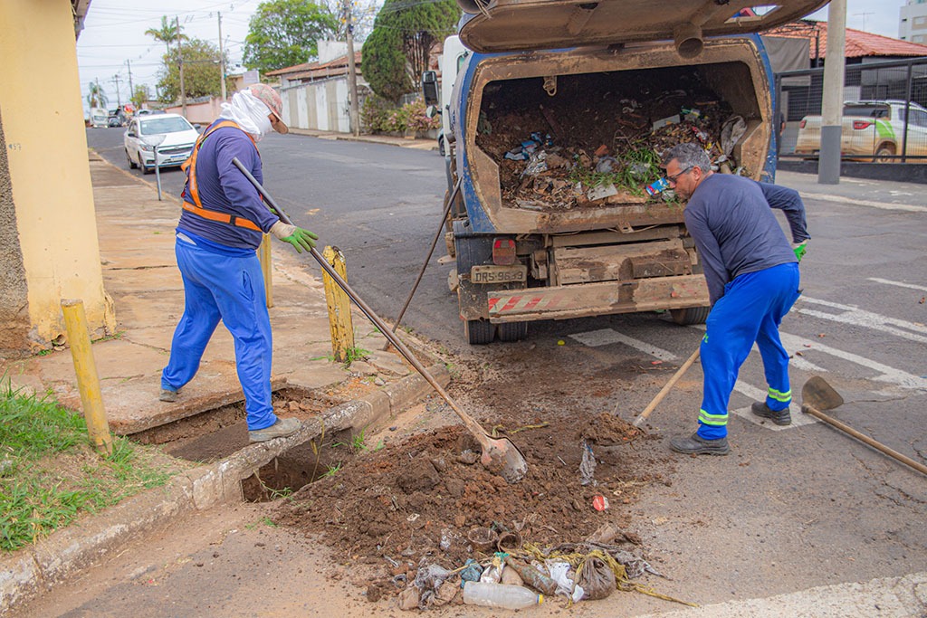 Prefeitura de Araxá realiza limpeza preventiva de bueiros em todos os setores da cidade