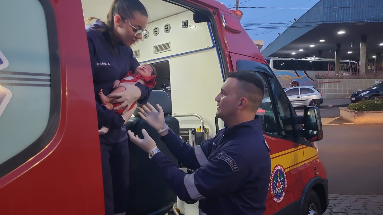 Bombeiros salvam vida de bebe de 11 dias neste sábado.