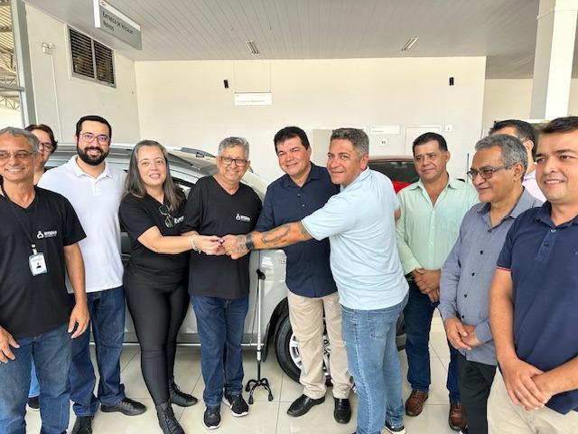 Prefeitura de Araxá entrega de veículo zero km para a Ampara