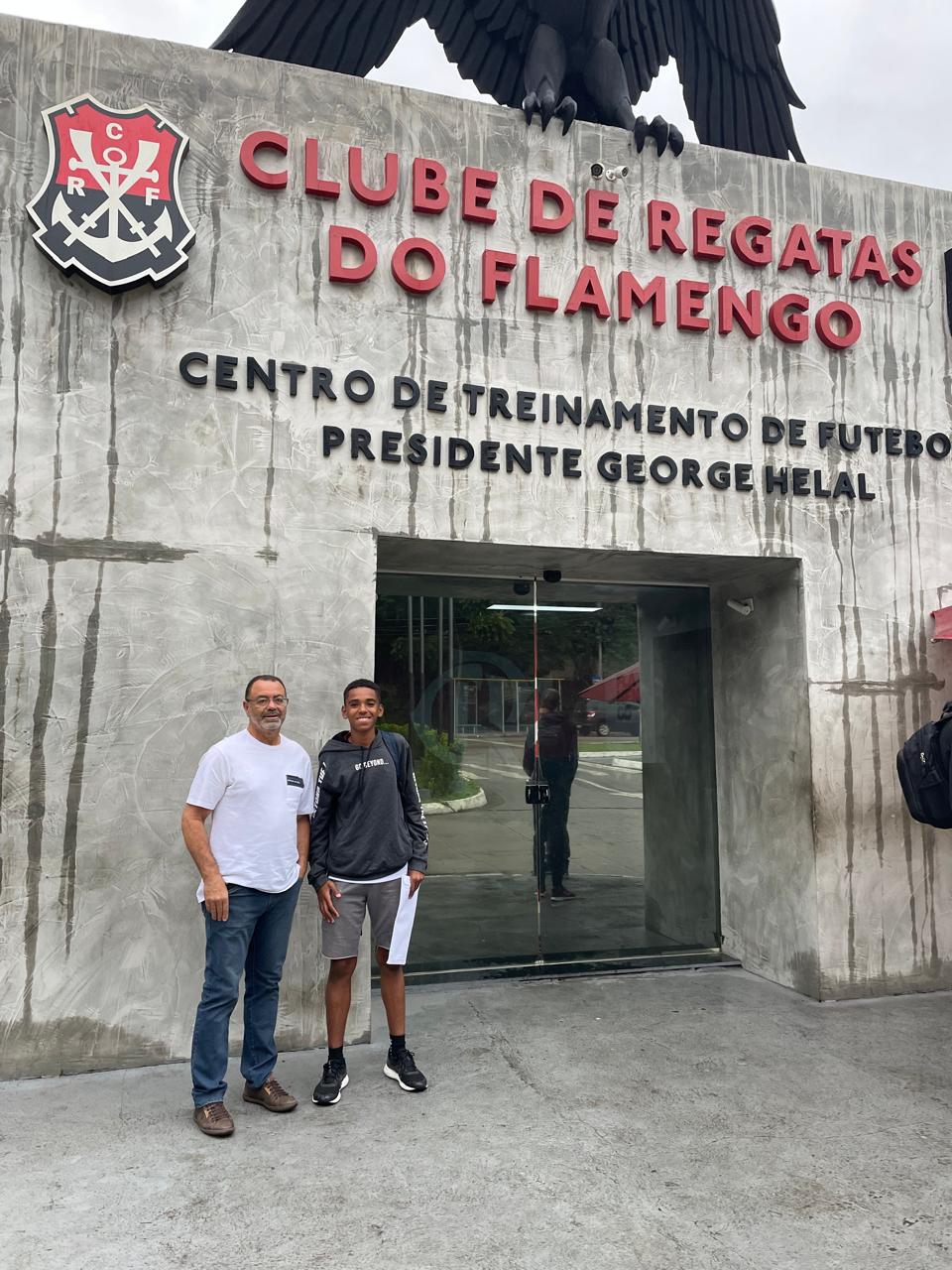 Zagueiro Lucas de Araxá faz teste no C.T do Flamengo no Rio de Janeiro