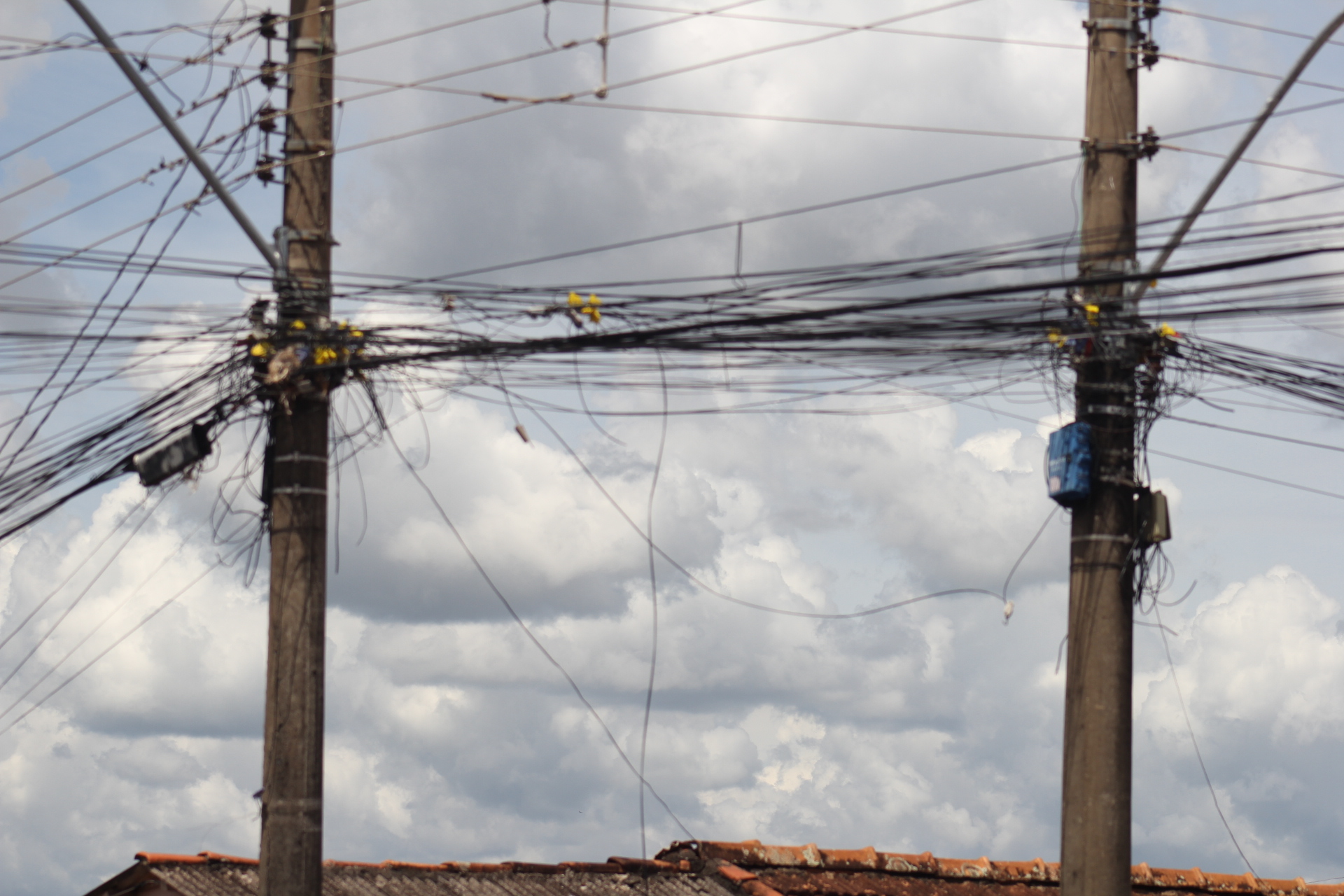 Prefeitura de Araxá cobra da Cemig retirada de cabeamentos e fios soltos em postes de iluminação pública