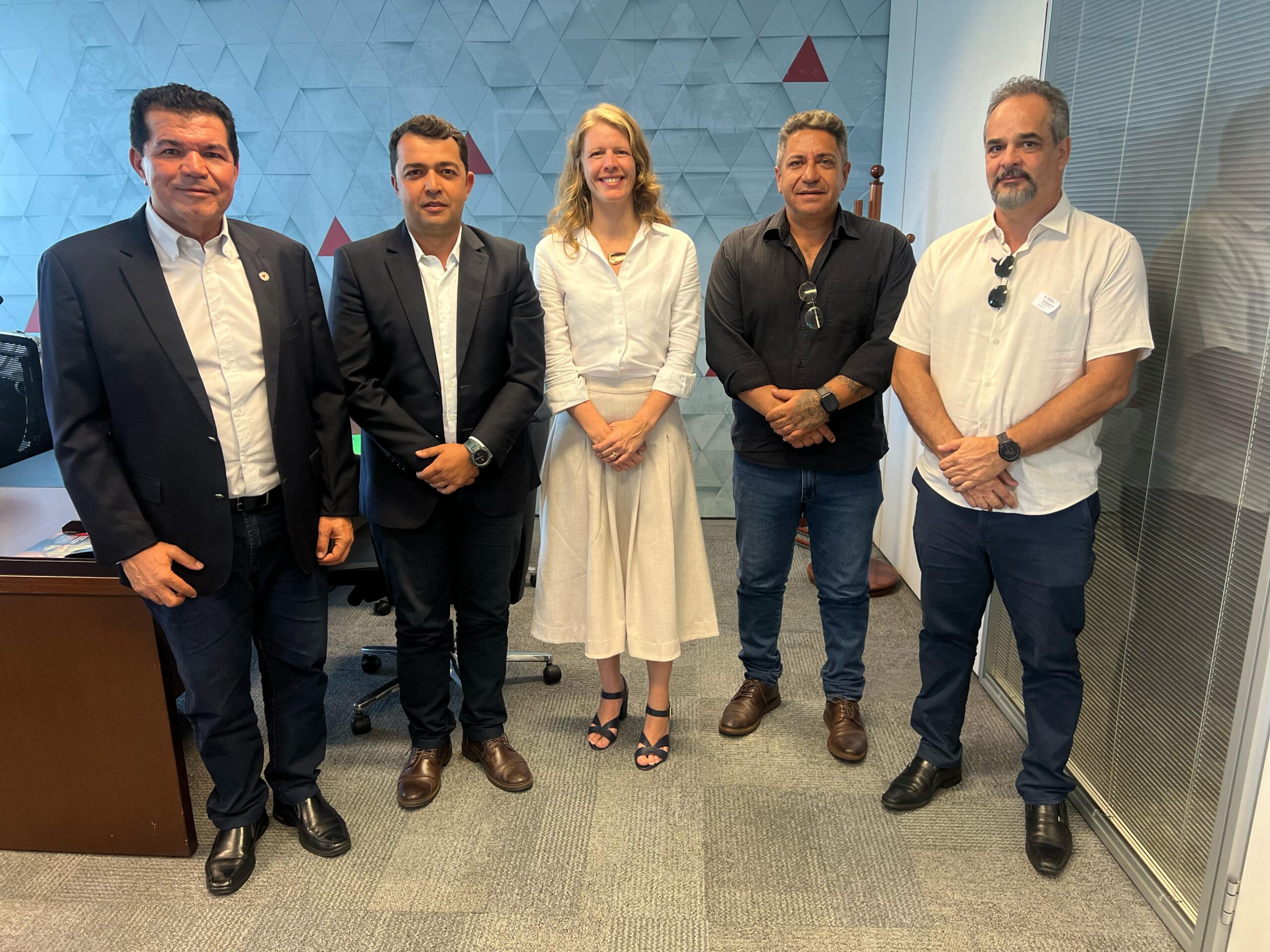 Prefeitura de Araxá e Codemge discute cessão de áreas e projeto para novo terminal rodoviário em Araxá