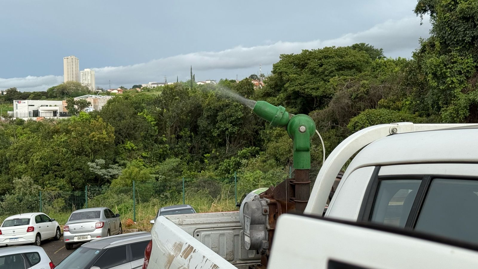 Carro fumacê começa aplicar Ultra Baixo Volume (UBV) pesado no combate à dengue em Araxá