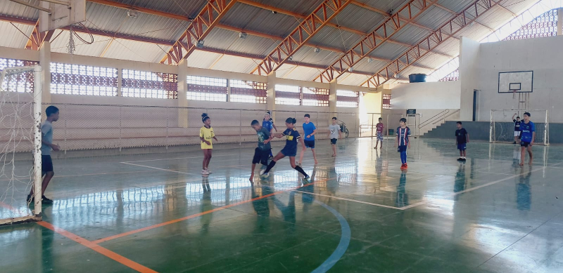 Projeto Movimento Fut Kids oferece aulas gratuitas de futsal para crianças; inscrições estão abertas