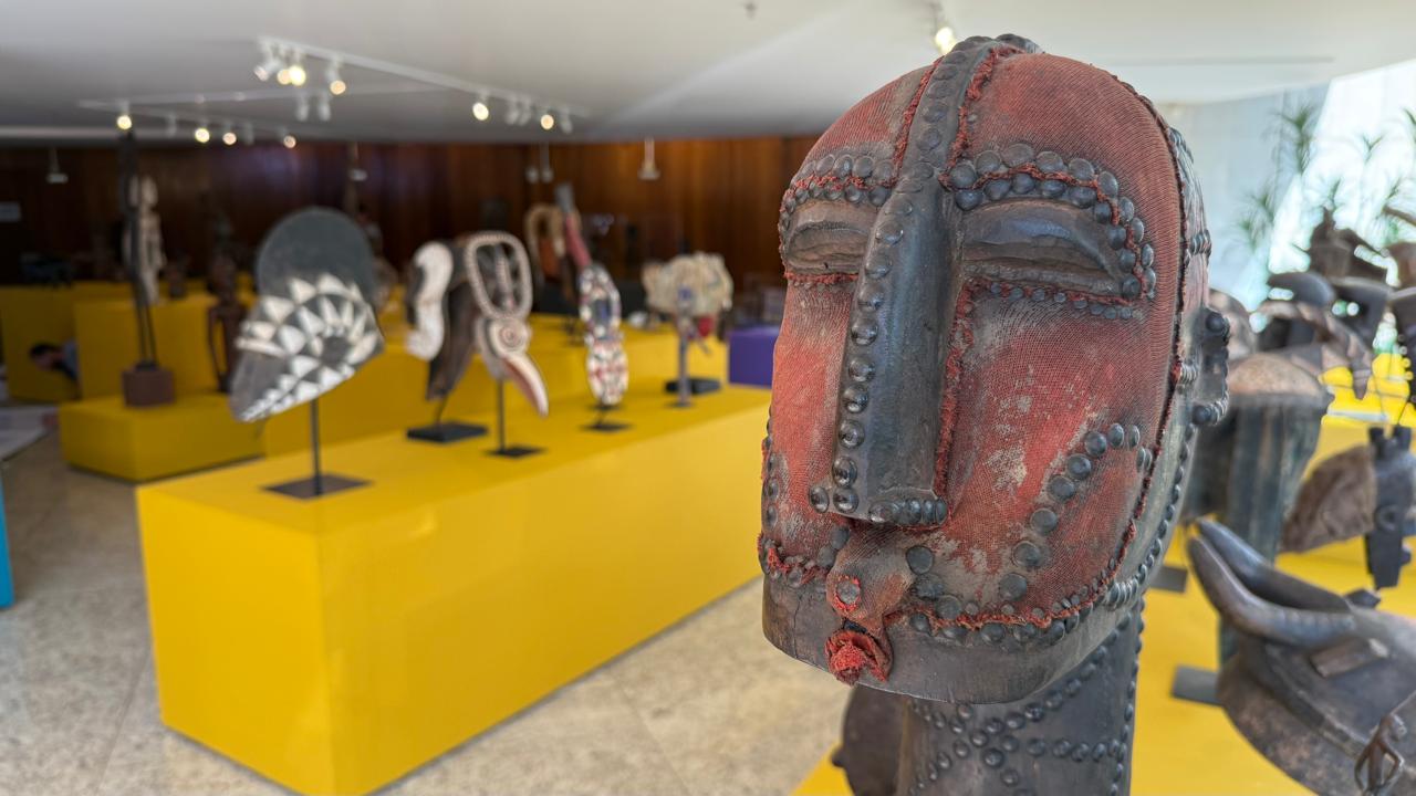 Teatro Municipal de Araxá recebe a exposição “Arte Africana: Máscaras e Esculturas”, com abertura nesta quinta (15)