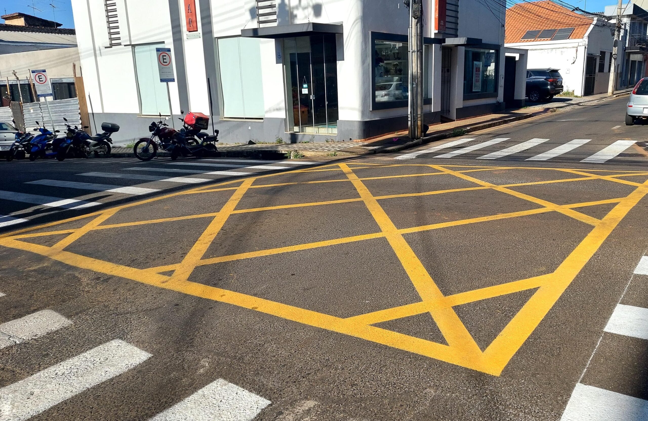 Settrans implanta sinalização de área de conflito em cruzamentos no Centro de Araxá