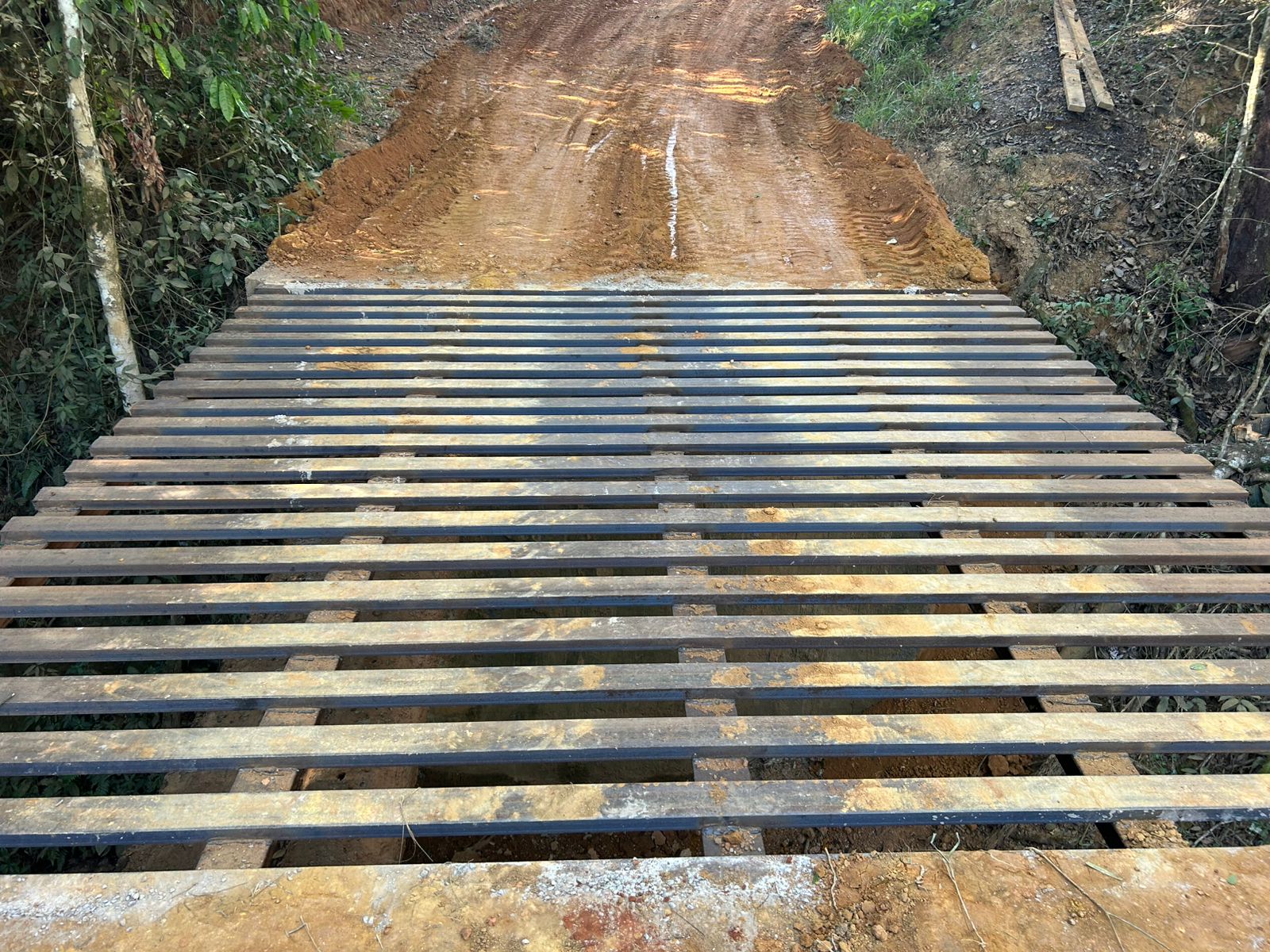 Ponte na região do Morro da Mesa é substituída por nova estrutura de metal