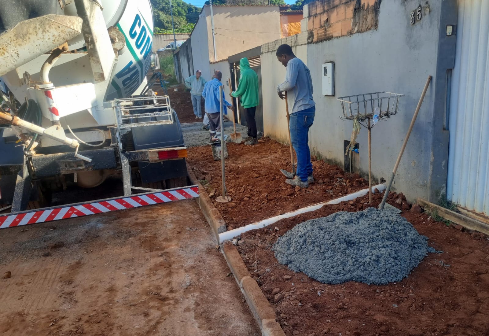 Prefeitura realiza pavimentação das ruas Domingos Di Mambro e José Roque de Oliveira na Vila Silvéria