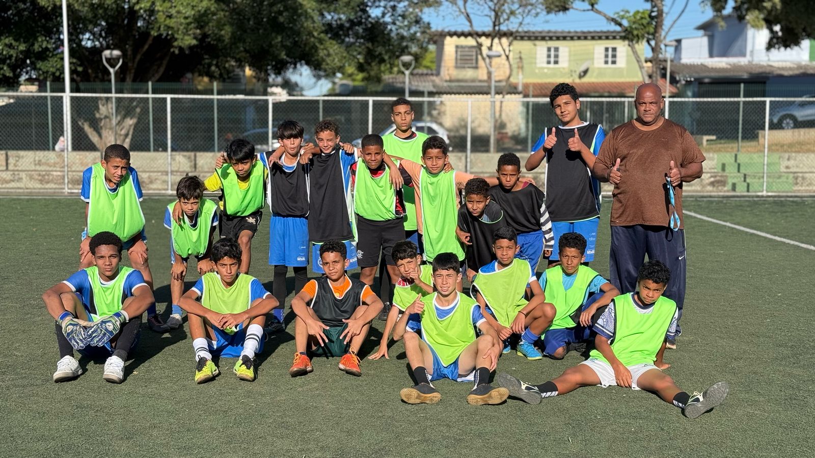 Projeto “Escolinha da Praça” abre inscrições gratuitas para aulas de futebol em campo sintético