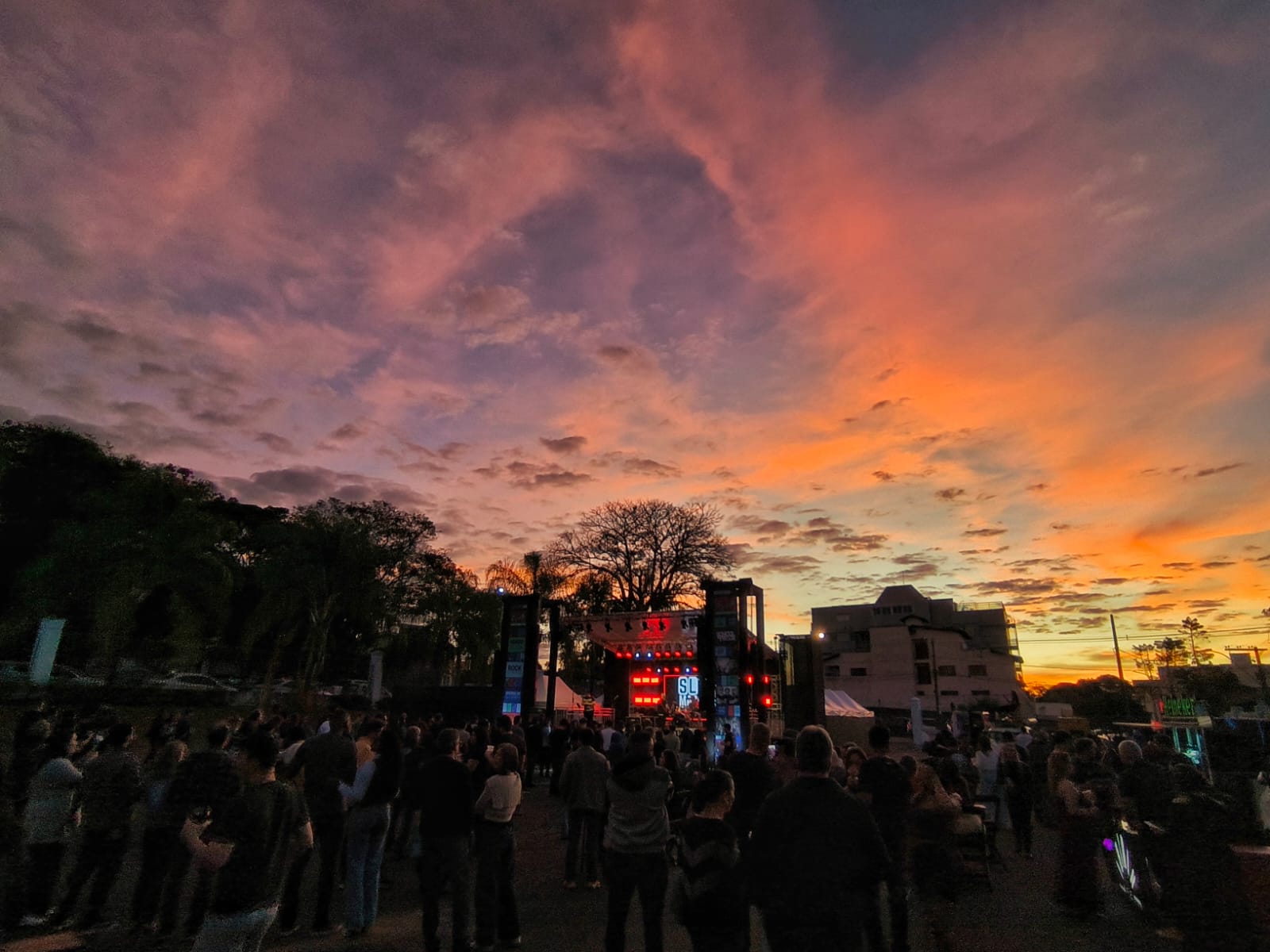 Rock no Metal  Araxá mais  quase 4 mil prestigiaram o evento na cidade.
