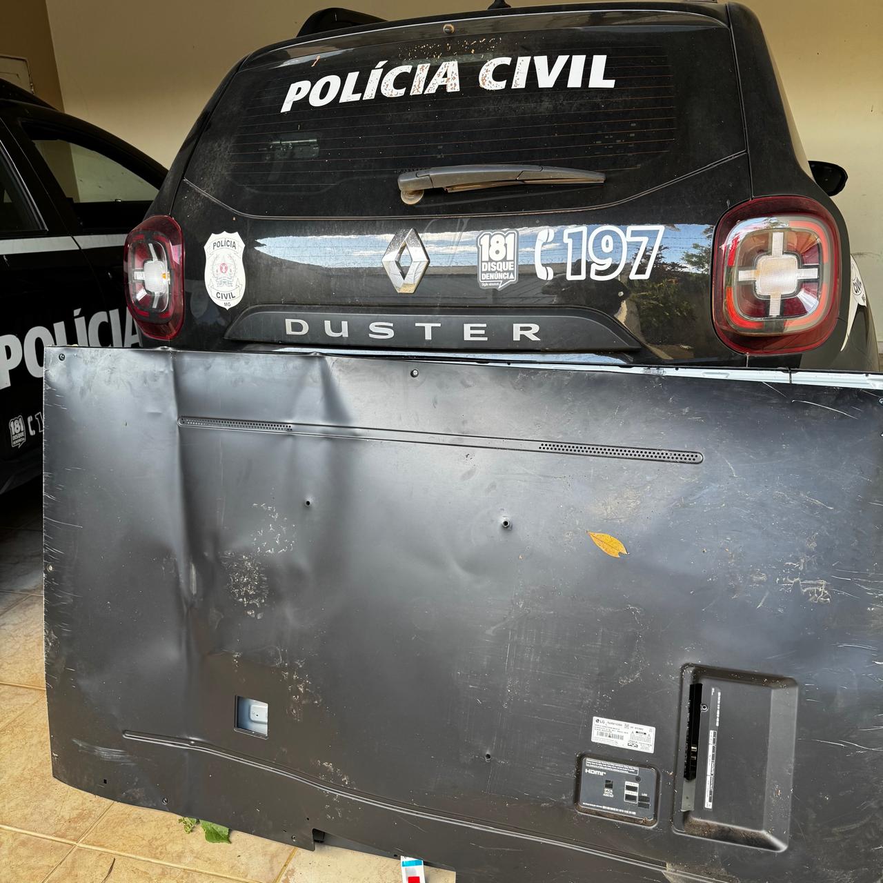 Polícia Civil apreende e prende flagrante delito o investigado roubo em estabelicimento na Av. Amazonas em Araxá.